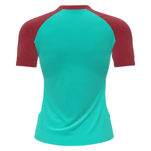 Camisa com estampa natalina cobrindo toda a peça, com frente azul clara, mangas e gola vermelhas, e um carrinho cheio de presentes decorando o peito.