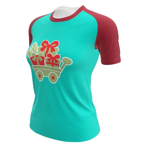 Camisa com estampa natalina cobrindo toda a peça, com frente azul clara, mangas e gola vermelhas, e um carrinho cheio de presentes decorando o peito.