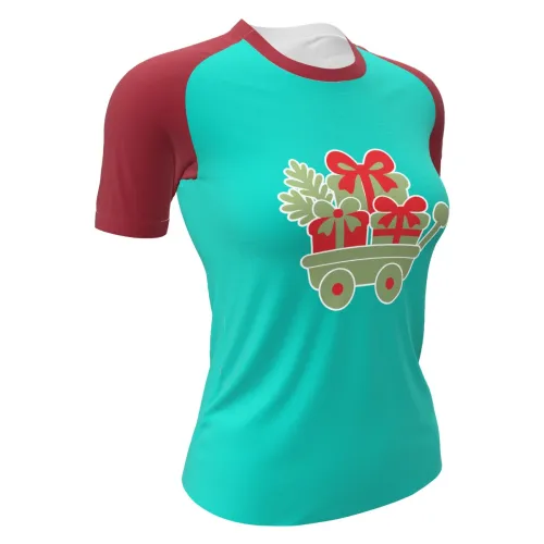 Camisa com estampa natalina cobrindo toda a peça, com frente azul clara, mangas e gola vermelhas, e um carrinho cheio de presentes decorando o peito.