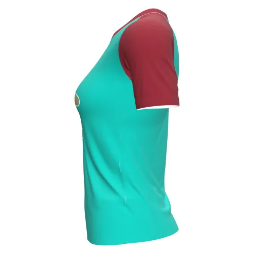 Camisa com estampa natalina cobrindo toda a peça, com frente azul clara, mangas e gola vermelhas, e um carrinho cheio de presentes decorando o peito.