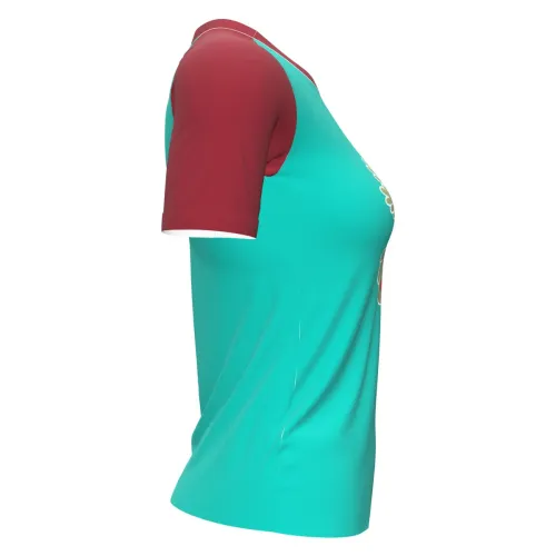 Camisa com estampa natalina cobrindo toda a peça, com frente azul clara, mangas e gola vermelhas, e um carrinho cheio de presentes decorando o peito.