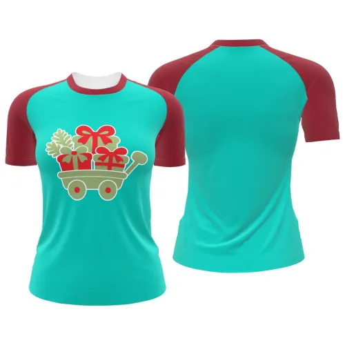 Camisa com estampa natalina cobrindo toda a peça, com frente azul clara, mangas e gola vermelhas, e um carrinho cheio de presentes decorando o peito.