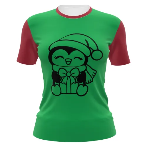 Camisa inteira com fundo verde, mangas e gola vermelhas, e um pinguim fofo de gorro natalino segurando um presente estampado na frente.