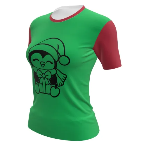 Camisa inteira com fundo verde, mangas e gola vermelhas, e um pinguim fofo de gorro natalino segurando um presente estampado na frente.