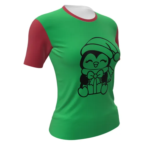 Camisa inteira com fundo verde, mangas e gola vermelhas, e um pinguim fofo de gorro natalino segurando um presente estampado na frente.
