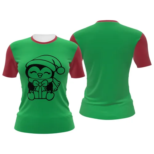 Camisa inteira com fundo verde, mangas e gola vermelhas, e um pinguim fofo de gorro natalino segurando um presente estampado na frente.