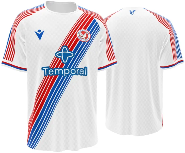 Camisa titular do Crystal Palace 2026 - 2027 branca com faixa diagonal vermelha e azul, frente e costas