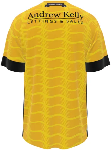Camisa terceiro uniforme do Rochdale AFC 2026 - 2027 amarela com ondas tom sobre tom, frente e costas