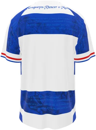 Camisa titular do Sportivo 2 de Mayo 2026 com faixas azuis e brancas e texto impresso, frente e costas