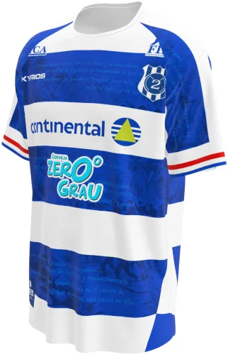Camisa titular do Sportivo 2 de Mayo 2026 com faixas azuis e brancas e texto impresso, frente e costas