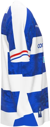 Camisa titular do Sportivo 2 de Mayo 2026 com faixas azuis e brancas e texto impresso, frente e costas