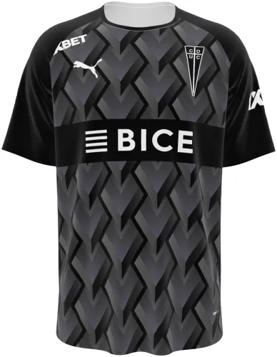Camisa de edição especial da Universidad Católica 2026 cinza com chevrons em relevo, frente e costas