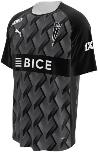 Camisa de edição especial da Universidad Católica 2026 cinza com chevrons em relevo, frente e costas