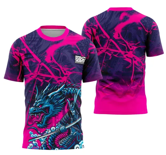 Camisa com estampa frontal de dragão azul e samurai segurando espada sobre fundo roxo com manchas rosa vibrantes; costas com padrão geométrico roxo em degradê para rosa neon na base, sem texto visível.
