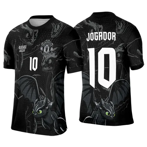 Camisa preta com arte frontal e traseira do dragão Banguela em tons cinza e preto, olhos verdes destacados, número 10 branco na frente e costas, nome JOGADOR nas costas e textos INTERCLASSE SOCCER e escudo MANCHESTER UNITED no peito.