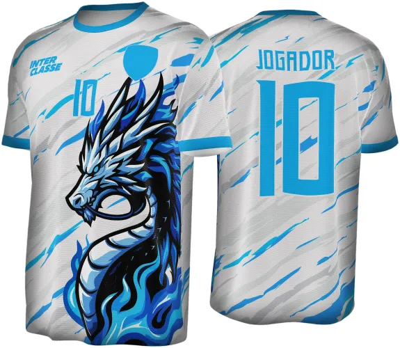 Camisa branca com desenhos de dragão em chamas azul e branco na frente, número 10 azul claro, texto INTER CLASSE em azul no peito, e costas com número 10 grande e texto JOGADOR em azul.