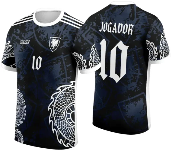 Camisa preta e azul escuro com dragão branco na frente e mangas, escudo com dragão no peito, número 10 branco e textos Soccer na frente, Jogador e número 10 nas costas, gola e punhos brancos.
