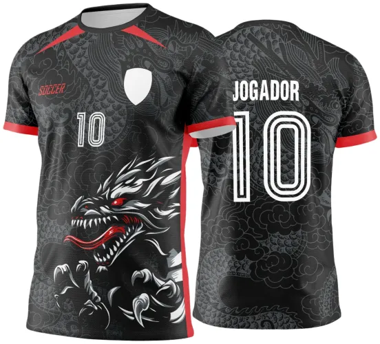 Camisa preta com arte de dragão branco com olhos vermelhos na frente, número 10 em branco, texto 'SOCCER' na frente e 'JOGADOR' nas costas, gola e mangas com detalhes vermelhos e fundo com padrão de nuvens e escamas em preto e cinza.