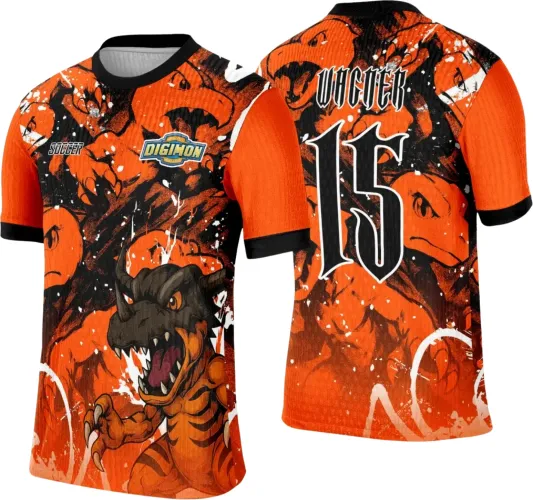 Camisa com dragão laranja agressivo na frente e múltiplas faces do mascote nas costas em preto e laranja. Frente tem texto 'SOCCER' e escudo 'DIGIMON SOCCER LEAGUE', costas exibem 'WICKER' e grande número 15.