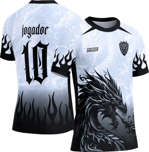 Camisa com dragão negro estilizado na frente sobre fundo branco com toques azul claro e degradê preto na barra. Costas possuem chamas pretas e números 10 com palavra jogador em letra gótica. Gola e mangas pretas contrastantes.
