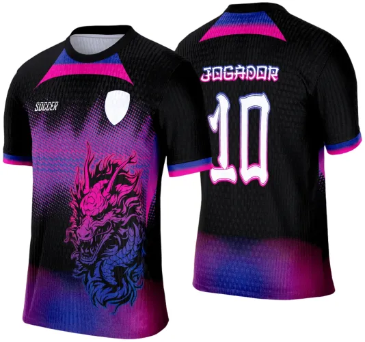Camisa preta com degradê neon em rosa e azul, dragão roxo frontal e grande número 10 branco com contorno rosa nas costas, nome 'JOGADOR' estilizado acima do número.