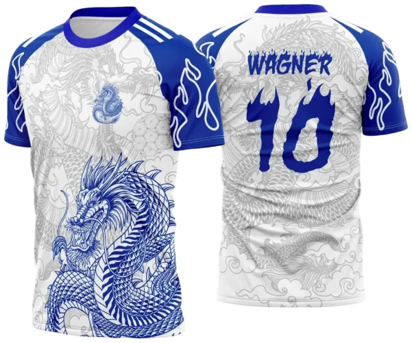 Camisa branca com figura de dragão azul na frente, mangas azuis com labaredas brancas, costas com dragão cinza ao fundo e nome Wagner com número 16 em azul flamejante.