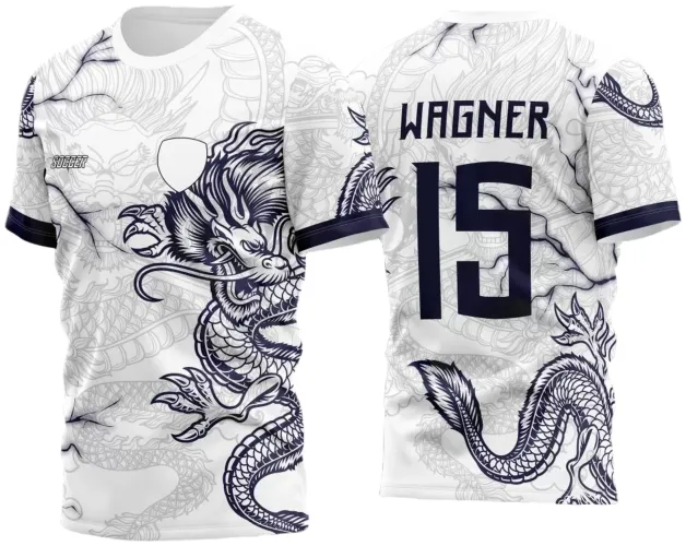 Camisa branca com estampas de dragão oriental azul escuro na frente e nas costas. Frente traz cabeça e garra do dragão, texto SOCCER e escudo branco; costas contam com nome WAGNER, número 15 e rabo do dragão. Mangas com bordas azuis.