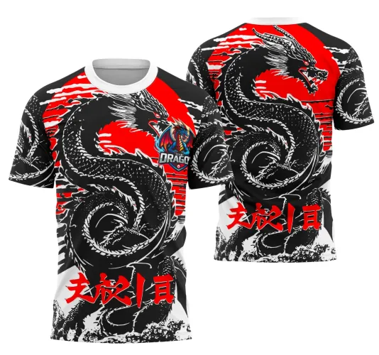Camisa com grande dragão oriental preto e branco em pose curva, fundo vermelho intenso na frente e costas, escudo colorido com texto TEAM DRAGON no peito, textos vermelhos em estilo asiático na parte inferior.