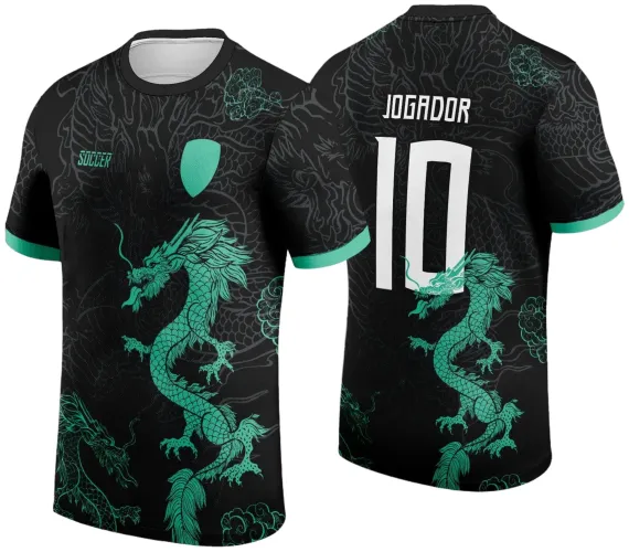 Camisa preta com dragão verde água posicionado verticalmente, escudo e palavra SOCCER na frente, fundo com padrão de dragão em tons escuros e costas com o nome JOGADOR e número 10 em branco.