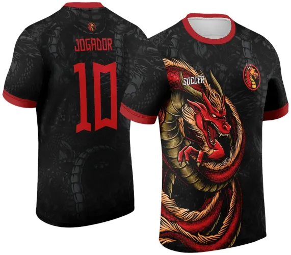 Camisa preta com gola e punhos vermelhos, dragão oriental vermelho e dourado à frente com texto SOCCER, costas com número 10 e nome JOGADOR em vermelho, além de pequeno emblema de dragão.