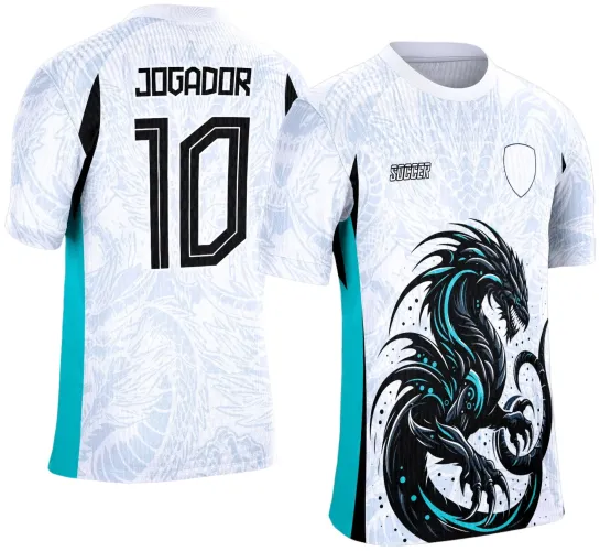 Camisa branca com detalhes azuis nas laterais, dragão preto e azul na frente, texto 'SOCCER' e escudo vazio no peito. Nas costas, o número 10 com a palavra 'JOGADOR' em preto sobre fundo branco com padrão de dragão.