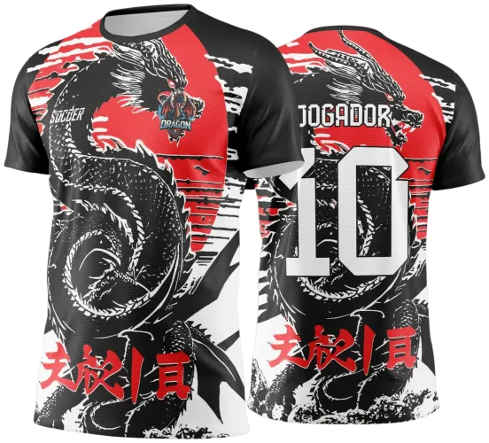 Camisa com grande dragão preto curvo na frente sobre fundo vermelho e branco, texto 'SUGGER' e escudo 'DRAGON'. Nas costas, dragão feroz com olhos vermelhos, número 10 grande e texto 'JOGADOR', detalhes em vermelho na parte inferior.
