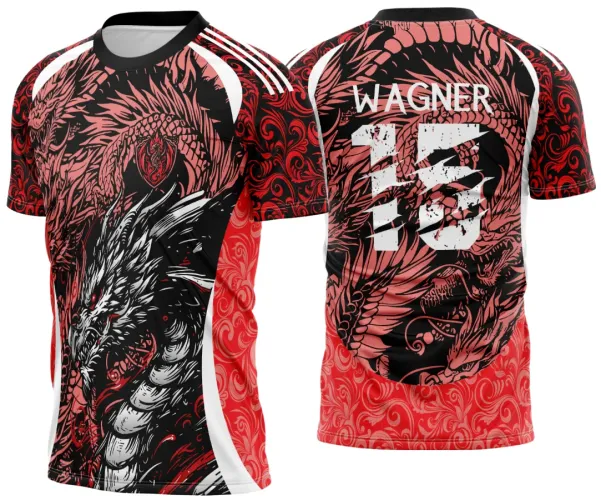 Camisa com dragão preto e branco detalhado na frente sobre fundo vermelho com ornamentos florais, e dragão vermelho em pose circular nas costas com nome WAGNER e número 15 branco desgastado