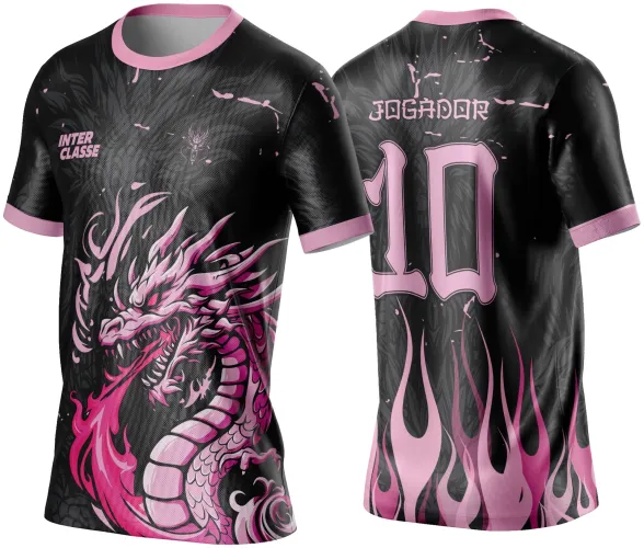 Camisa preta com dragão rosa cuspindo chama na frente, gola e punhos rosas, costas com chamas rosa e grande número 10 rosa com texto JOGADOR acima, estilo interclasse.