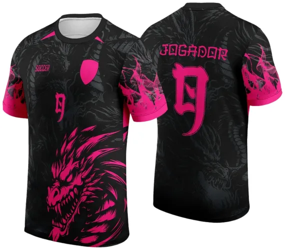Camisa preta com arte de dragão rosa na frente, número 9 e escudo rosa, mangas com chamas rosa e costas com dragão escuro, número 9 e texto 'JOGADOR' rosa.