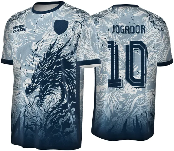 Camisa com arte de dragão sombrio frontal em azul petróleo com escudo azul escuro, texto INTER CLASSE na frente e nas costas padrão de dragão com nome JOGADOR e número 10 em azul escuro.
