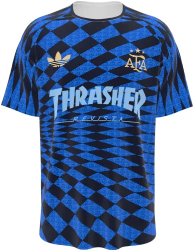 Camisa Argentina x Thrasher 2026 com losangos azuis e letras góticas brancas, frente e costas