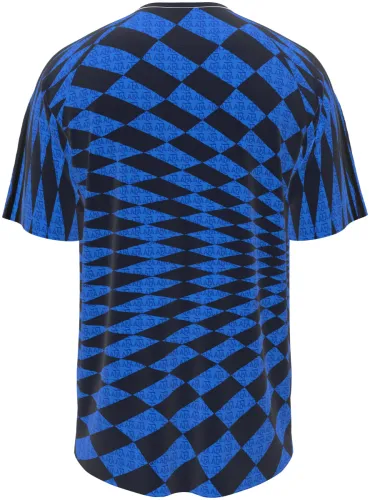 Camisa Argentina x Thrasher 2026 com losangos azuis e letras góticas brancas, frente e costas