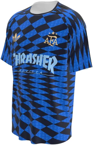 Camisa Argentina x Thrasher 2026 com losangos azuis e letras góticas brancas, frente e costas