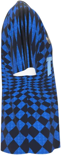 Camisa Argentina x Thrasher 2026 com losangos azuis e letras góticas brancas, frente e costas