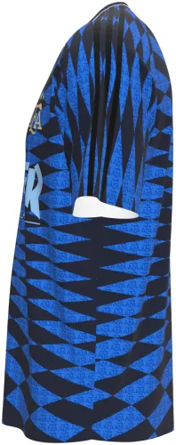 Camisa Argentina x Thrasher 2026 com losangos azuis e letras góticas brancas, frente e costas