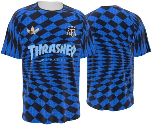 Camisa Argentina x Thrasher 2026 com losangos azuis e letras góticas brancas, frente e costas