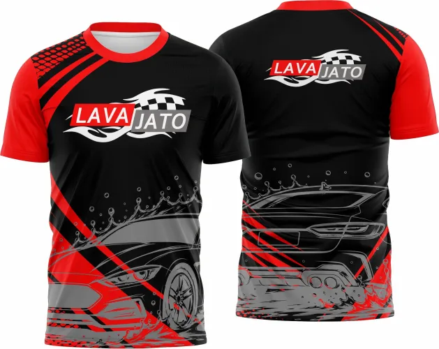 Camisa com logo no peito e estampa grande nas costas, design moderno e vibrante que destaca a paixão pelo universo automotivo em detalhes únicos e chamativos.