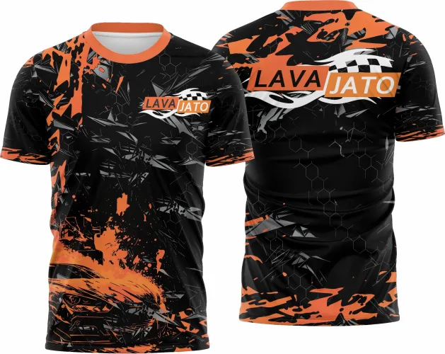 Camisa com logo no peito e estampa grande nas costas, destacando um design vibrante e moderno inspirado no tema Lava Jato, ideal para uniformizar equipes com estilo e identidade marcante.