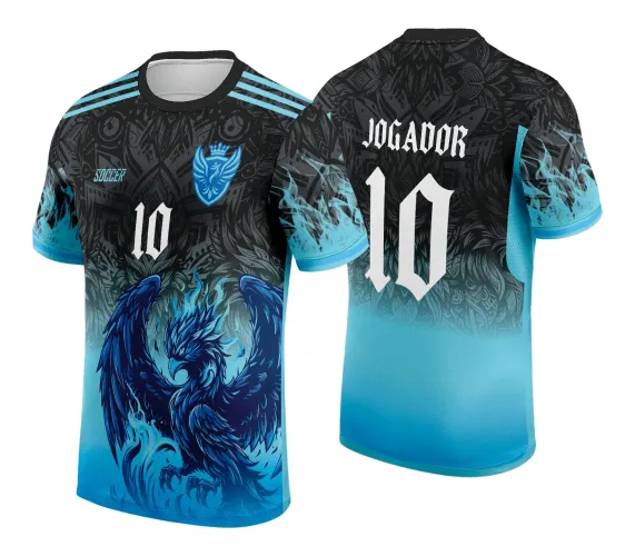 Camisa com arte de fênix azul em chamas na frente em fundo preto, número 10 branco centralizado e escudo azul com coroa no peito. Costas em degradê preto para azul com nome JOGADOR e número 10 em branco, detalhes em chamas nas mangas.