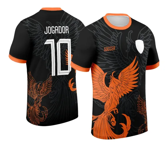 Camisa preta com colarinho e mangas laranja, fênix laranja em destaque na frente junto a escudo branco e texto SOCCER, costas com número 10 branco e nome JOGADOR acima, detalhes de fênix em cinza no fundo.