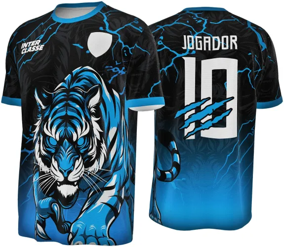 Camisa com tigre azul estampado na frente em pose de ataque sobre fundo preto com rachaduras azuis. Nas costas o número 10 branco, nome JOGADOR e detalhes de garras azuis, gola e punhos em azul.
