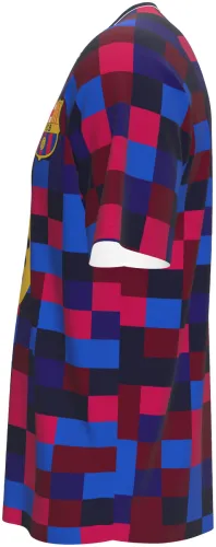 Camisa de pré-jogo do Barcelona 2026 - 2027 com xadrez de pixels grená, azul e preto, frente e costas