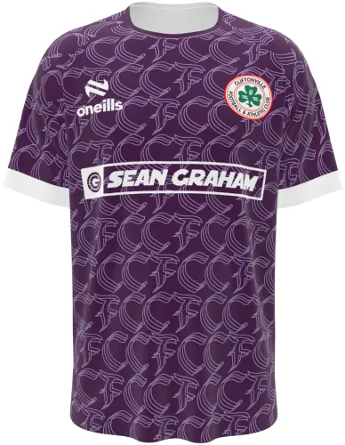 Camisa de goleiro do Cliftonville FC 2026 - 2027 roxa com monograma repetido, frente e costas