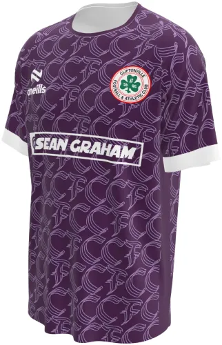 Camisa de goleiro do Cliftonville FC 2026 - 2027 roxa com monograma repetido, frente e costas